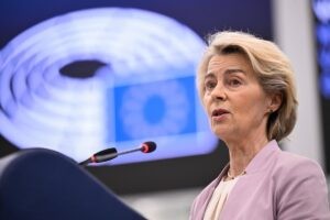 Von der Leyen dice que la UE negocia con firmeza para un marco comercial "fiable" con EEUU