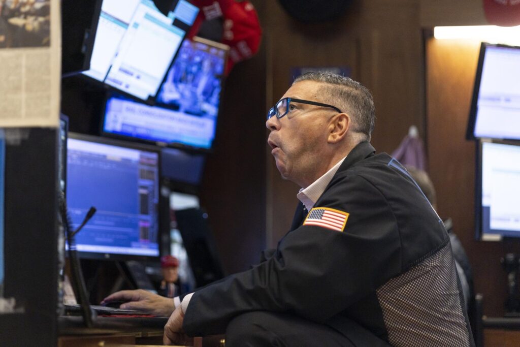 Wall Street abre en rojo tras amenaza de Trump de aranceles de 35 % para Canadá