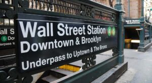 Wall Street cae alrededor de un 1% tras las cartas arancelarias de Trump y los bonos se acercan a la zona de peligro del 5%
