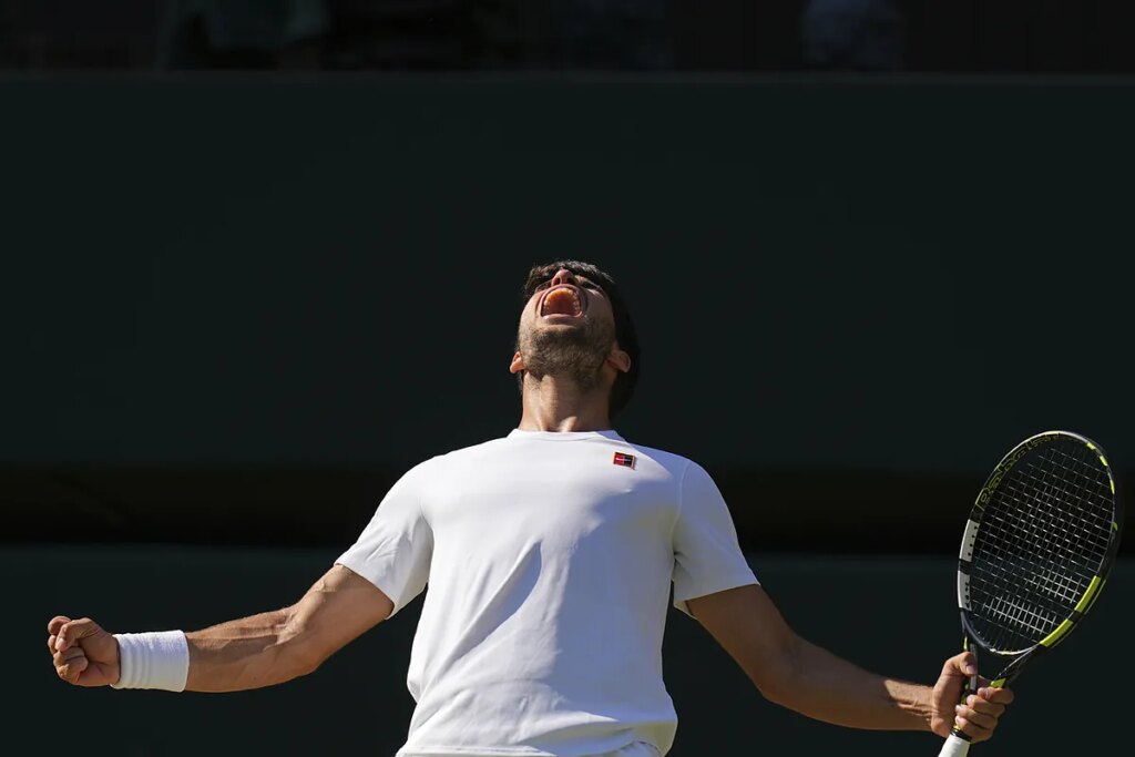 Wimbledon: Carreras en los pasillos de Wimbledon, el no anuncio de Novak Djokovic y la sorpresa de Carlos Alcaraz: "¡Guau! Nunca había visto esto tan lleno"