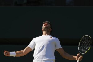 Wimbledon: Carreras en los pasillos de Wimbledon, el no anuncio de Novak Djokovic y la sorpresa de Carlos Alcaraz: "¡Guau! Nunca había visto esto tan lleno"