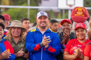 Yanny Alonzo impulsa el deporte en inauguración de cancha deportiva