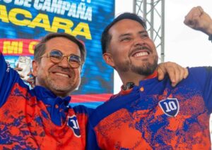alcalde chavista de Guacara combate incendio con un tobito de agua