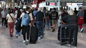 cancelan miles de vuelos por paro de controladores – DW – 03/07/2025