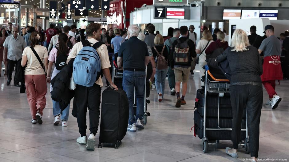 cancelan miles de vuelos por paro de controladores – DW – 03/07/2025