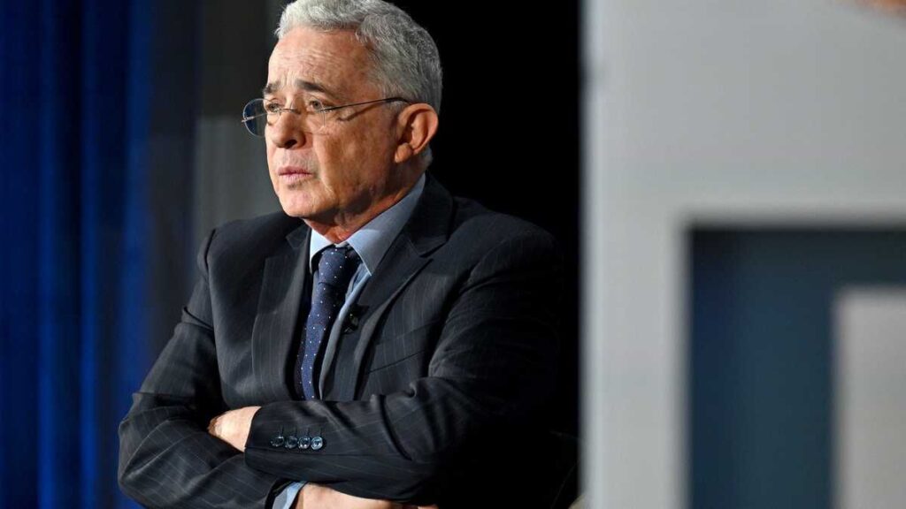 el expresidente Álvaro Uribe de Colombia fue declarado culpable por fraude procesal y soborno