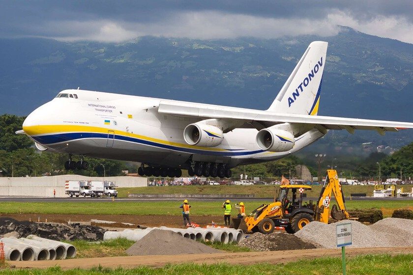 el mítico An-124 llevaba años atrapado y ahora vuela de nuevo