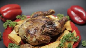 el restaurante que reinventa el pollo con una caja china, salsa de cerveza y sabor a tradición