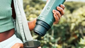 esta cafetera de cápsulas cabe en la mochila y funciona a batería