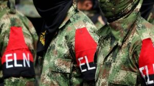 hombres armados incineraron cabinas de tres tractomulas y dejaron un cilindro