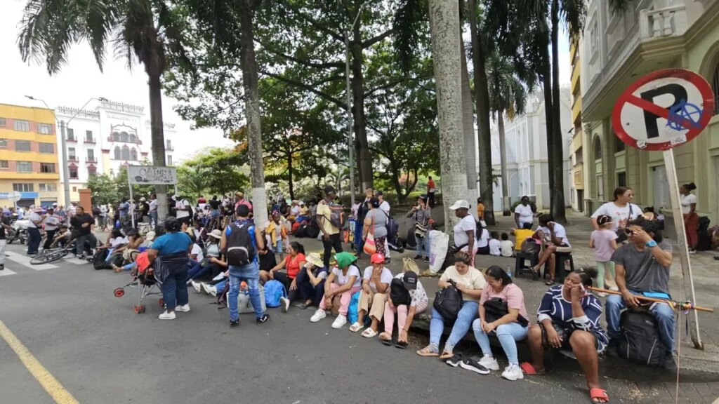 la Minga Cali se tomó edificación y vendedores ambulantes marcharon por calles principales