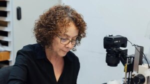 la científica colombiana que se enamoró de las moscas y ayudó a resolver varios crímenes con ellas