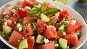 la ensalada ideal para una cena ligera de verano y que lleva solo 3 ingredientes