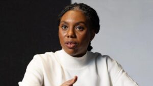 la líder del Partido Conservador Kemi Badenoch quiere ser la Javier Milei de su país