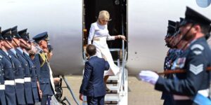 rechazó la ayuda del presidente francés al bajarse del avión en su visita a Reino Unido