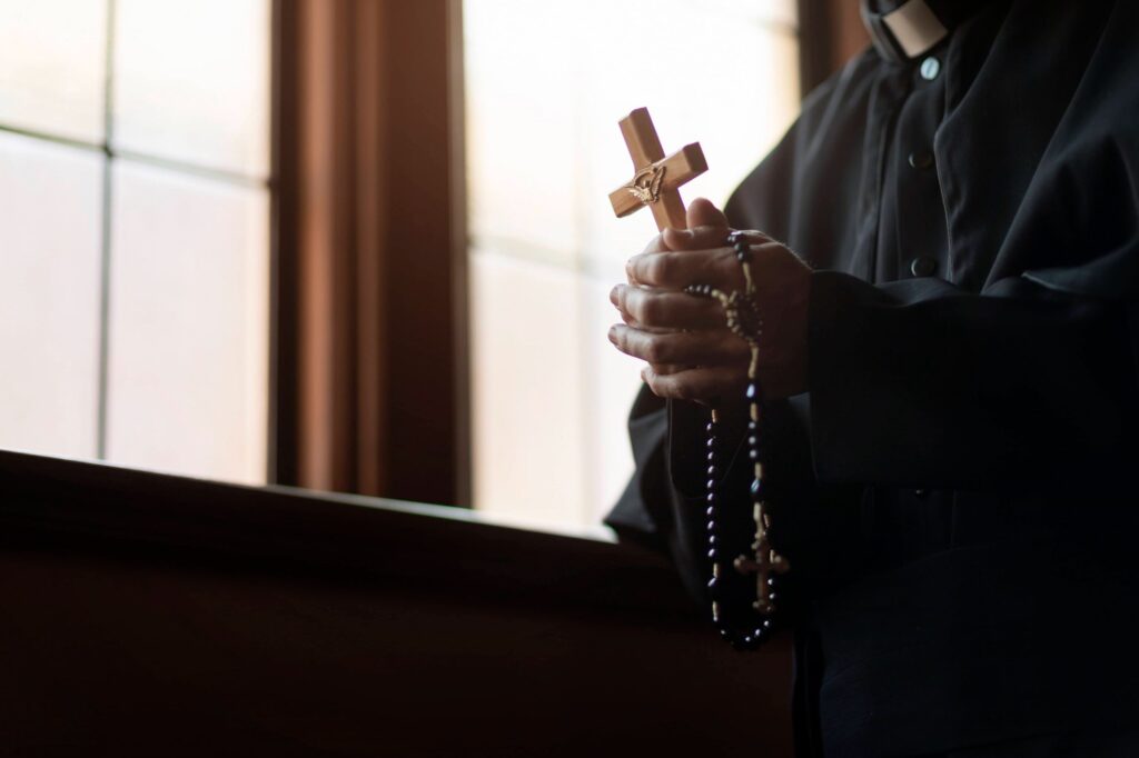 sacerdote mató y prendió fuego a un indigente