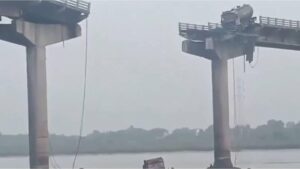 se derrumbó un puente y murieron nueve personas