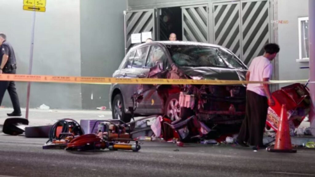 un vehículo atropelló a una multitud en Los Ángeles y dejó 30 heridos