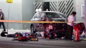 un vehículo atropelló a una multitud en Los Ángeles y dejó 30 heridos