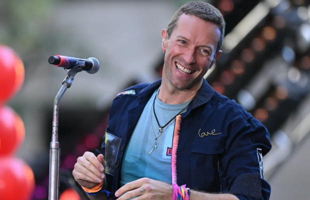 ¡Chris Martin bromea con la «kiss cam» de Coldplay tras escándalo viral!