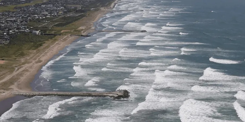 ¡Increible! Abuela llevó a su nieto a la costa peruana para conocer el tsunami