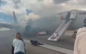 ¡Susto! Así evacuaron un avión de American Airlines tras incendiarse cuando aterrizó en Denver (VIDEO)
