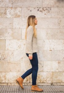 ¿Cuáles son los beneficios de caminar hacia atrás?