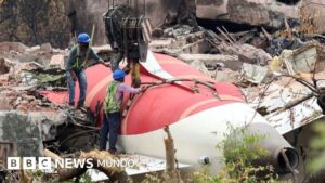 «¿Por qué desconectaste el combustible?»: la conversación entre los pilotos del avión de Air India poco antes del accidente el que murieron 260 personas