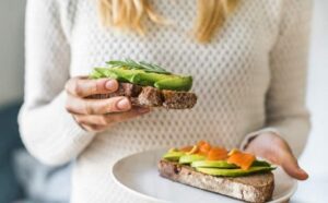 ¿Por qué se debe comer un aguacate antes de dormir?
