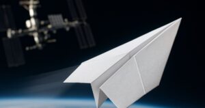 ¿Qué pasa si lanzas un avión de papel desde la Estación Espacial Internacional a 7.800 km/h?