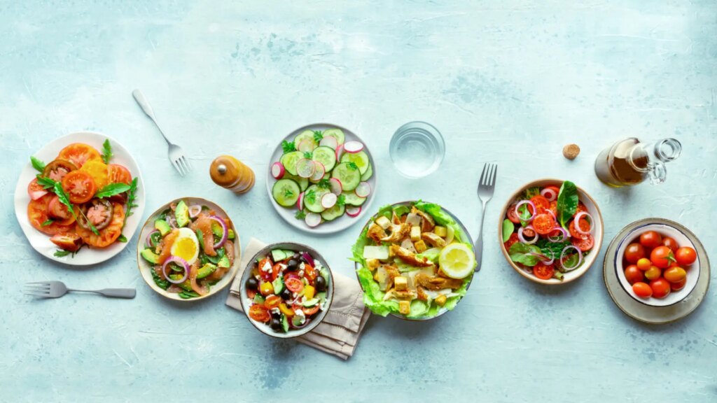 ¿Te baja la tensión el calor? Los alimentos que debes comer para que no te ocurra en verano, según una nutricionista
