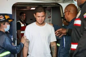 110 migrantes llegaron al país deportados desde Texas
