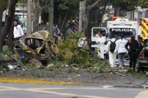 13 muertos en Colombia por dos ataques: un carro bomba en Cali y derribo de un helicóptero en Antioquia