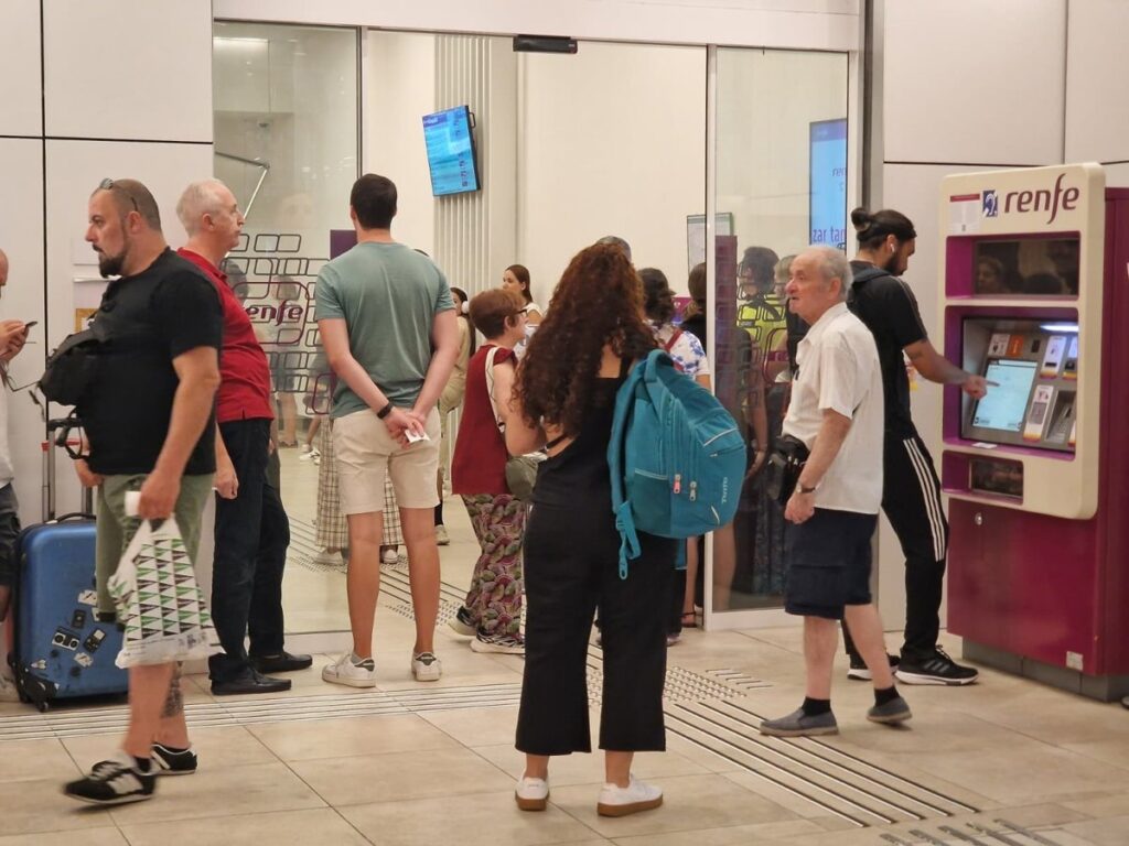 El servicio de alta velocidad entre Madrid y Galicia seguirá suspendido este martes, al menos hasta el mediodía