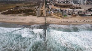 EEUU pinta de negro la valla fronteriza con México para elevar la temperatura y reducir el paso de migrantes | elperiodico.com