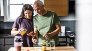 5 cosas que una nutricionista recomienda antes de empezar a tomar suplementos alimenticios –