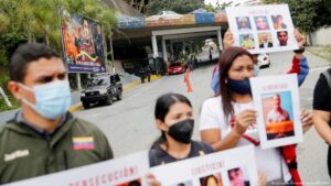 9 presos políticos intentan suicidarse en Venezuela – DW – 23/08/2025