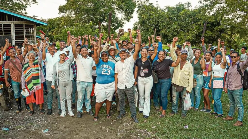 ANT recupera 2.708 hectáreas de tierra en Córdoba que estuvieron en poder de jefes paramilitares y la entrega a familias de campesinos y pescadores