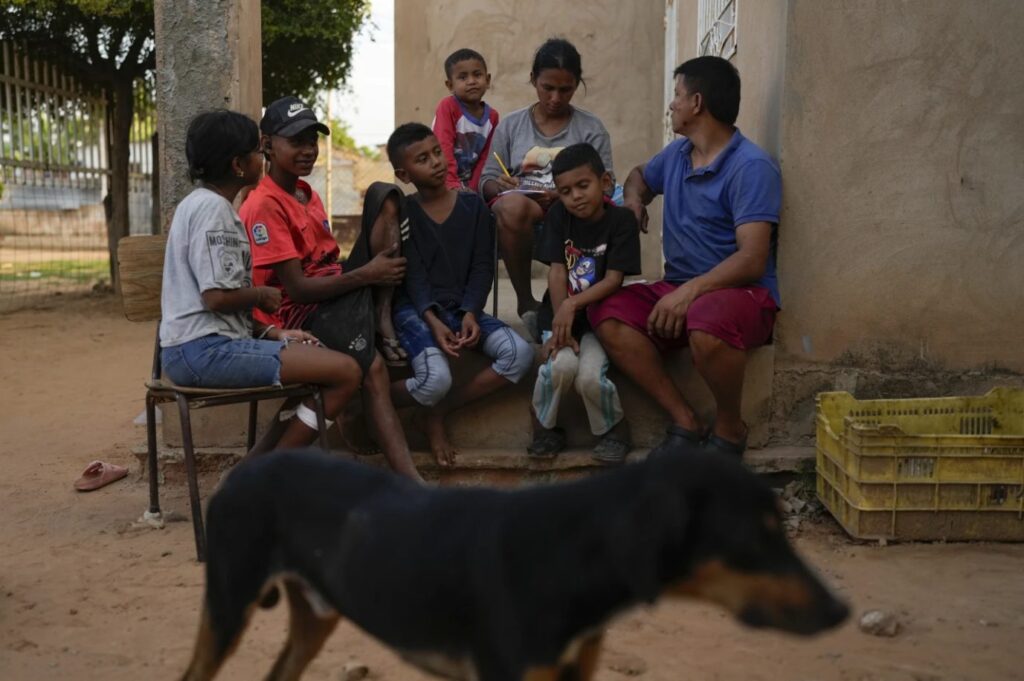 AP: Los migrantes que regresan a Venezuela enfrentan deudas y duras condiciones de vida