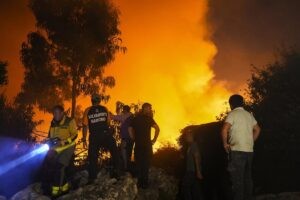 Activos incendios en Forcarei y O Saviñao y sigue sin controlar el fuego de A Fonsagrada que quema 120 hectáreas | europapress.es