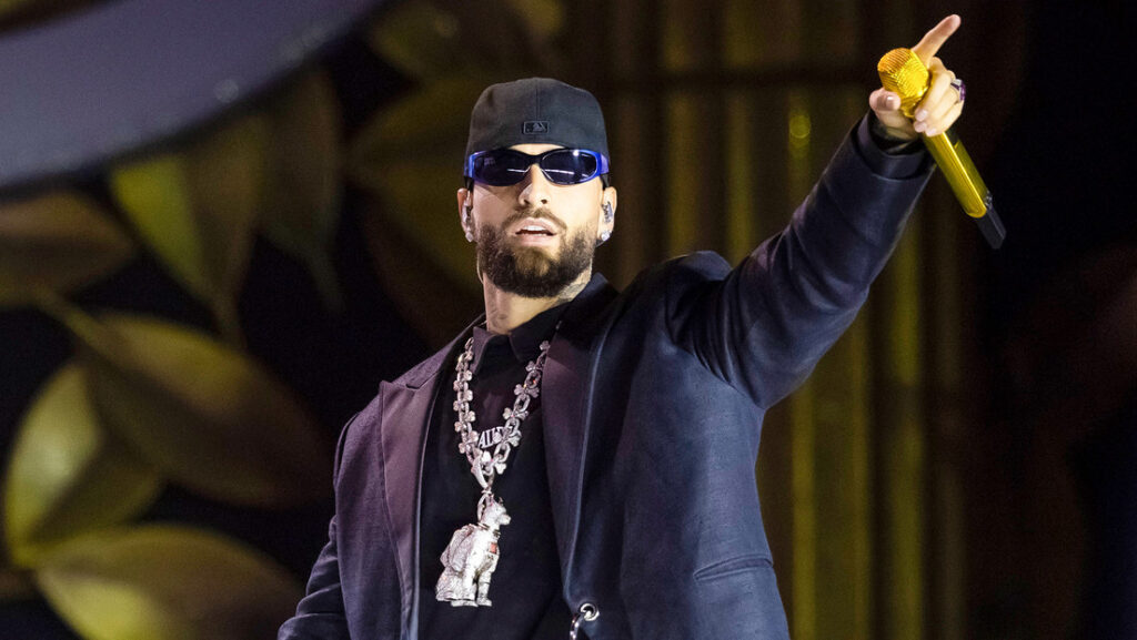"Acto de irresponsabilidad": Maluma regaña a una seguidora en pleno concierto - AlbertoNews