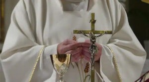 Acusan a sacerdote de tener sexo con adolescente en EEUU