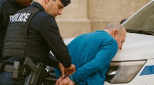 Acusan a sexagenario francés de embriagar y violar con terceros a su esposa