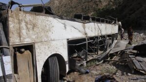 Al menos 76 muertos al incendiarse un autobús con deportados en Afganistán | elperiodico.com