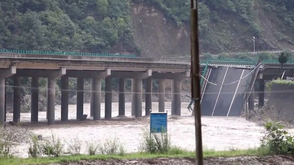 Al menos cuatro muertos y doce desaparecidos deja accidente en un puente en obras en China - AlbertoNews