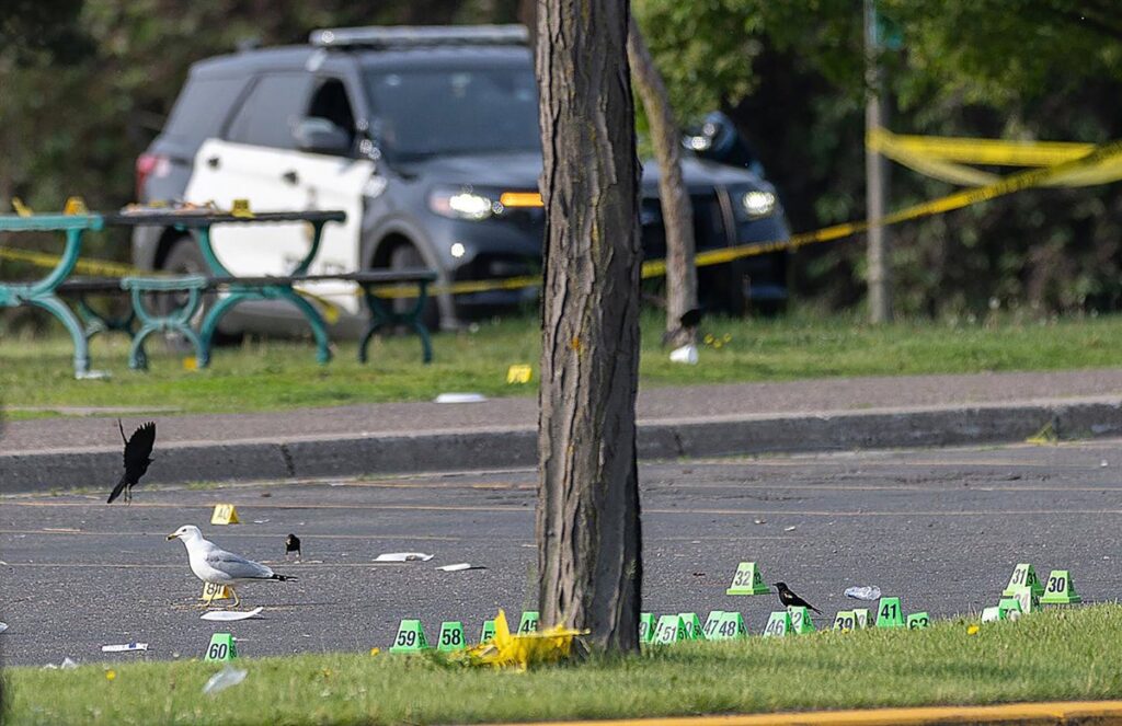 Al menos dos niños muertos tras un tiroteo durante una misa en una escuela católica en Minneapolis, EEUU