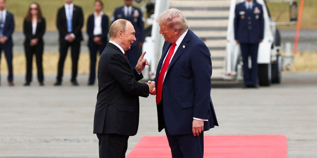 Alfombra roja y aplausos de Trump a Putin en su llegada a Estados Unidos