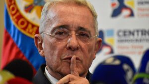 Álvaro Uribe, condenado a 12 años de prisión domiciliaria por los delitos de soborno y fraude procesal | elperiodico.com