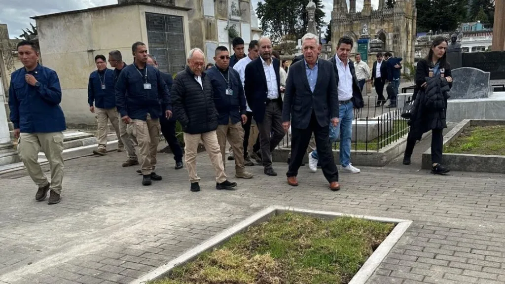 Álvaro Uribe homenajea en el lugar del atentado al asesinado senador Uribe Turbay: "Que en este lugar se simbolice una llama eterna" - AlbertoNews
