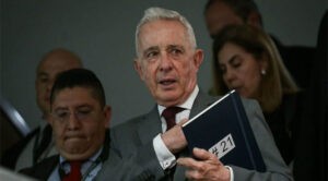 Álvaro Uribe recibe boleta de libertad y convoca un primer acto público